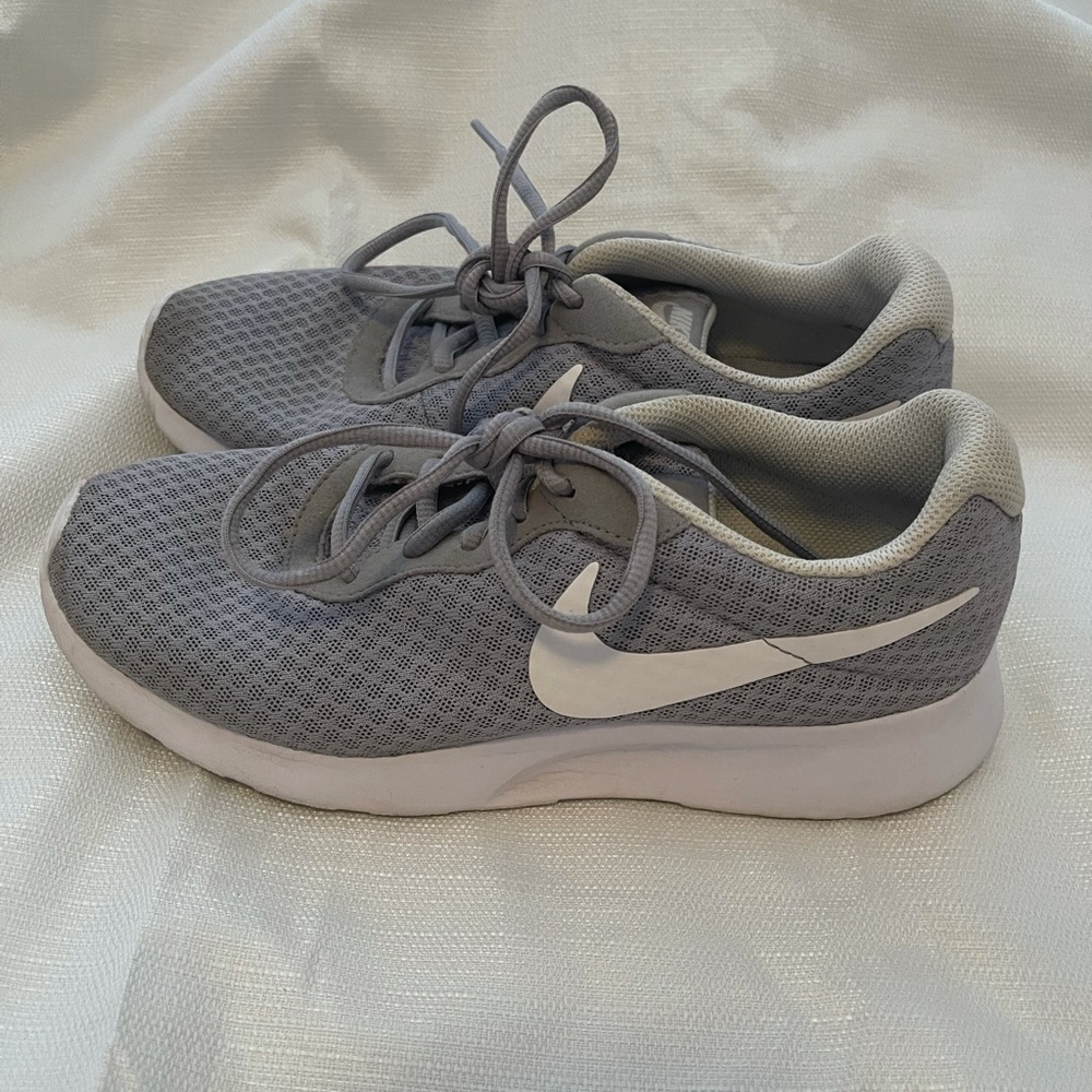 nike tennis shoes